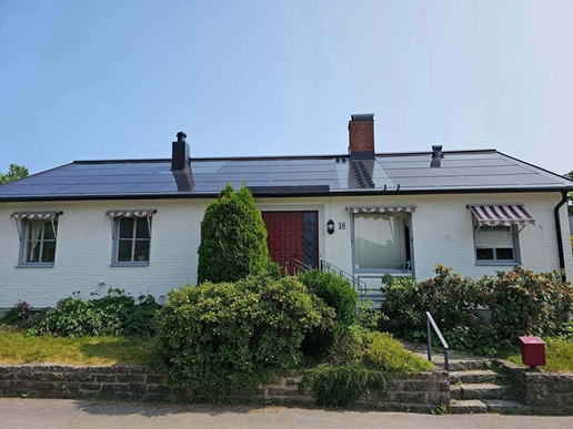 hus med solcellstak i Kumla