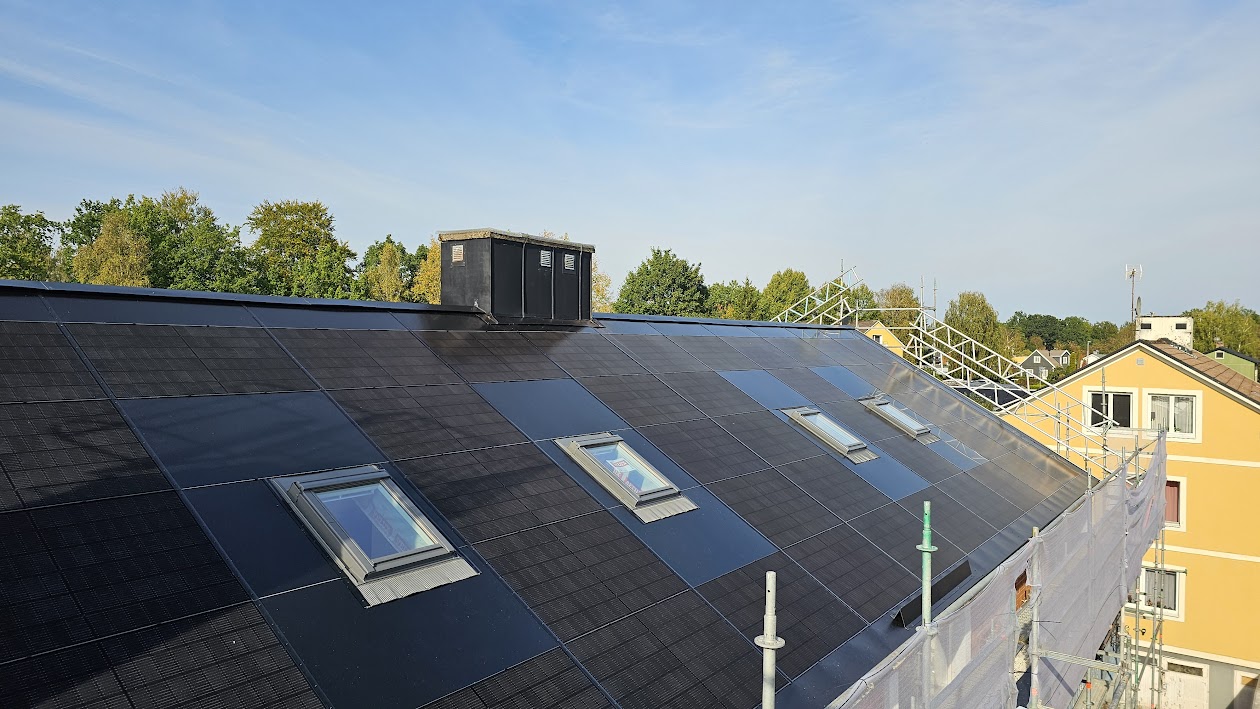 Före och efter bild av ett tak – traditionellt tak kontra soltak med integrerade solceller.